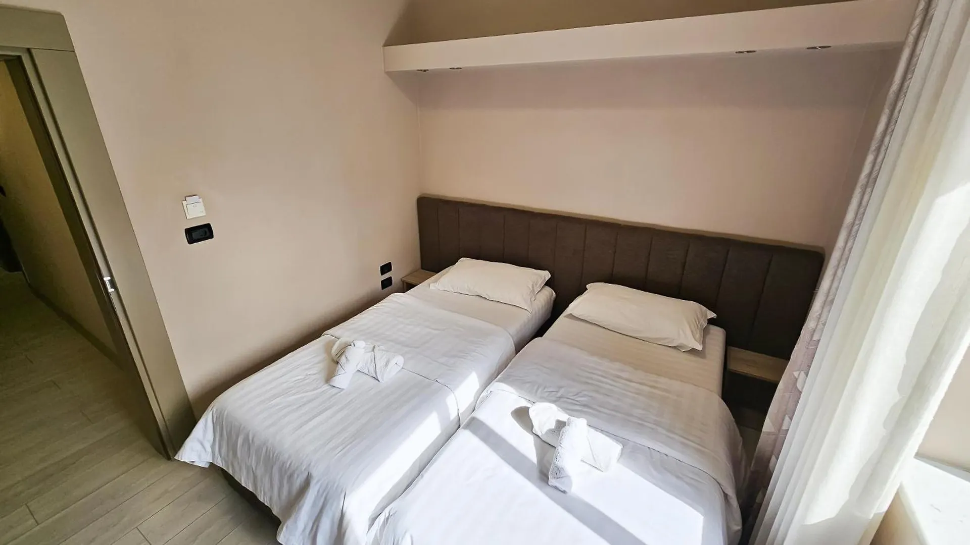 Apartment Sunflower Twin Room Tirana