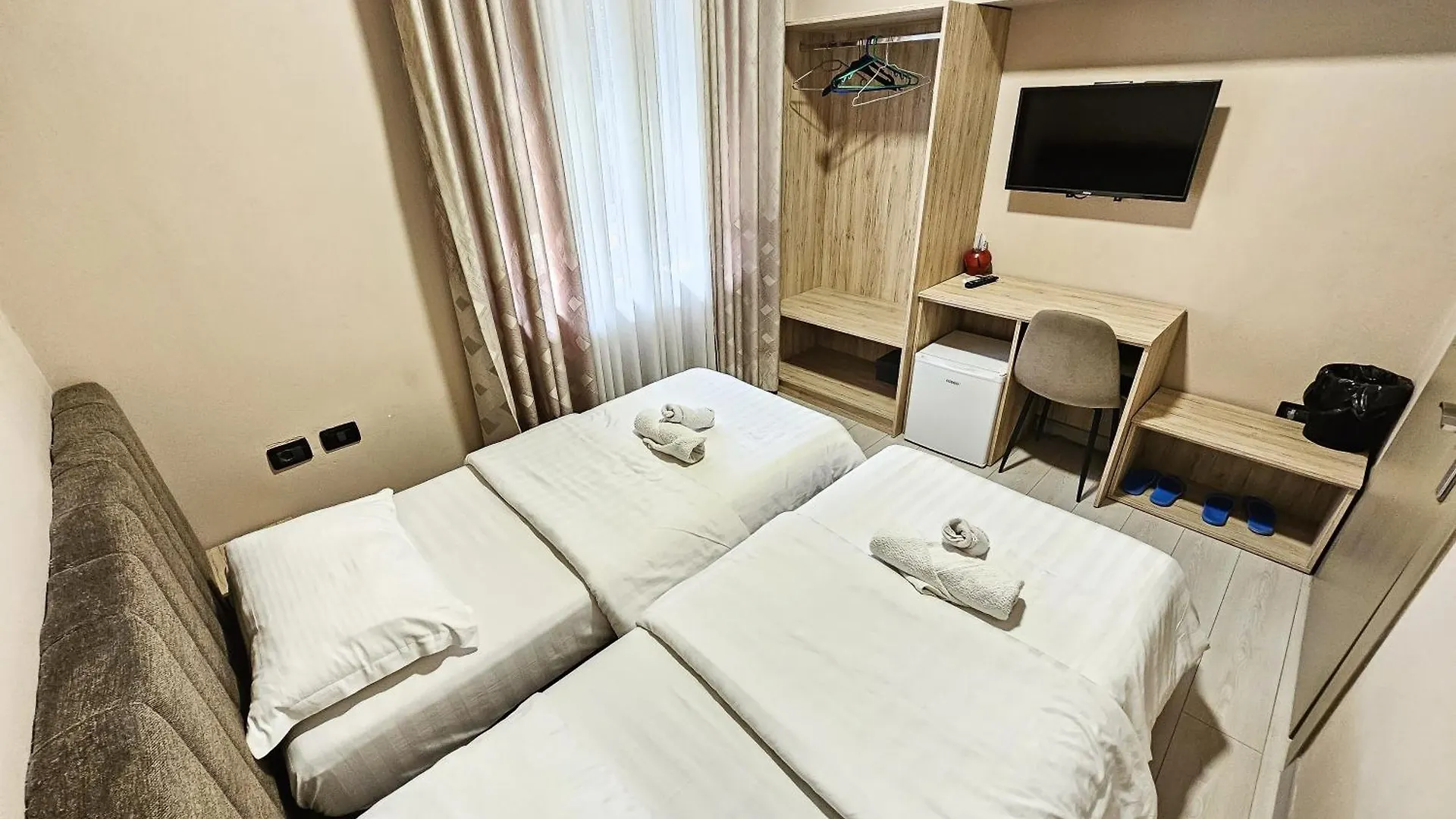 Sunflower Twin Room Tirana 0*,